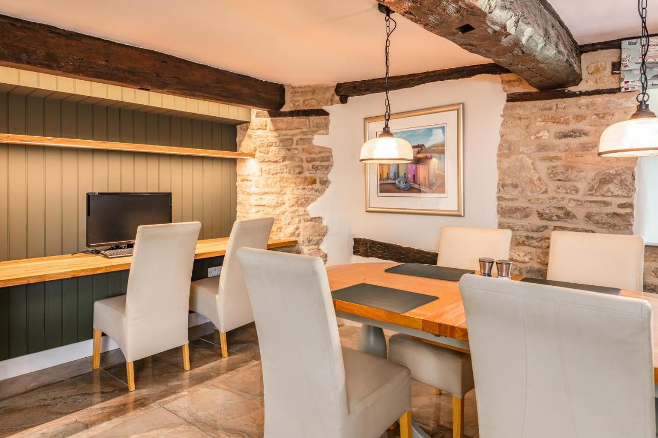 Stylish Central 6 Bedroom Converted Granary ستامفورد المظهر الخارجي الصورة